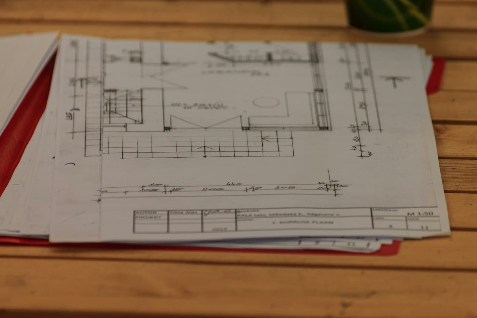 Baupläne und Brandschutz-Fachplanung auf dem Tisch