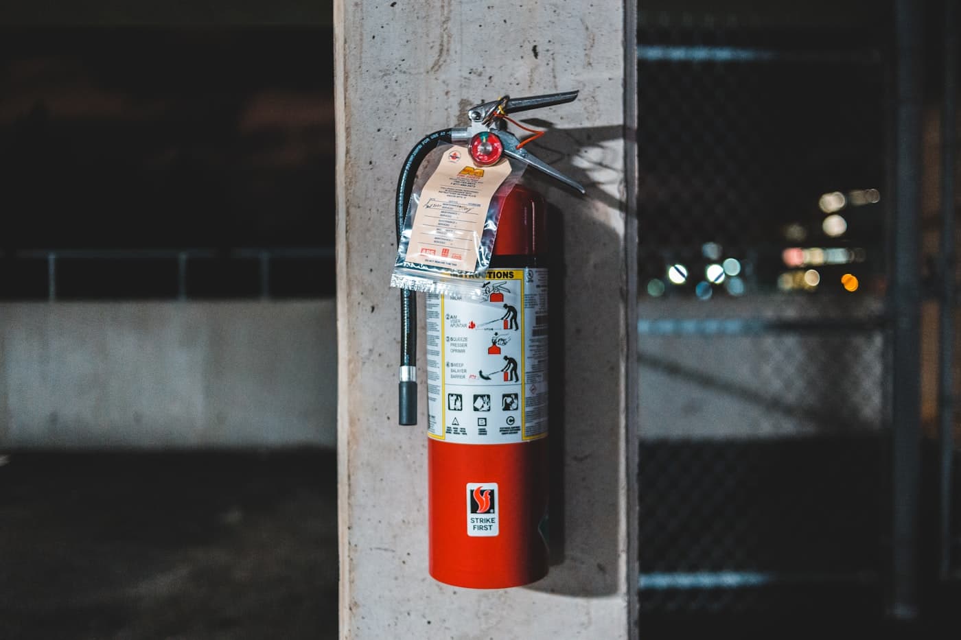 Feuerlöscher an der Wand in einem Innenraum