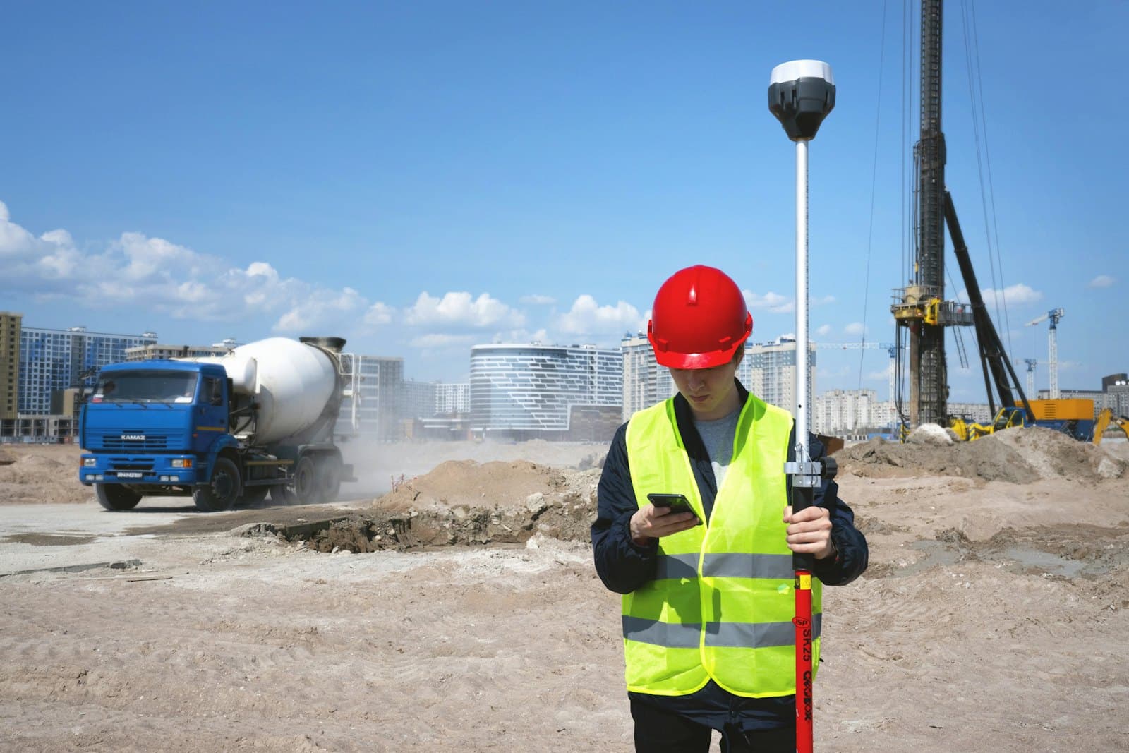 Baubegleitung: Ingenieur mit Plänen auf der Baustelle